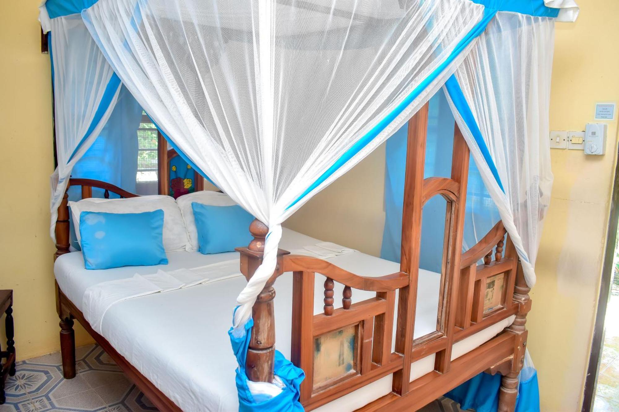 Lodge Blue Earth *